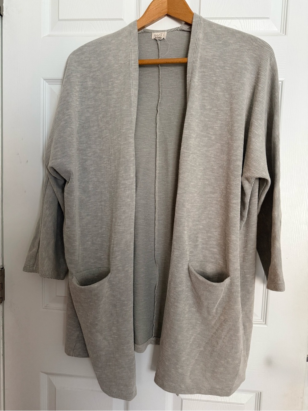 DONNI. Open-Front Pocket Cardigan Kimono Sleeve Light Gray/Beige